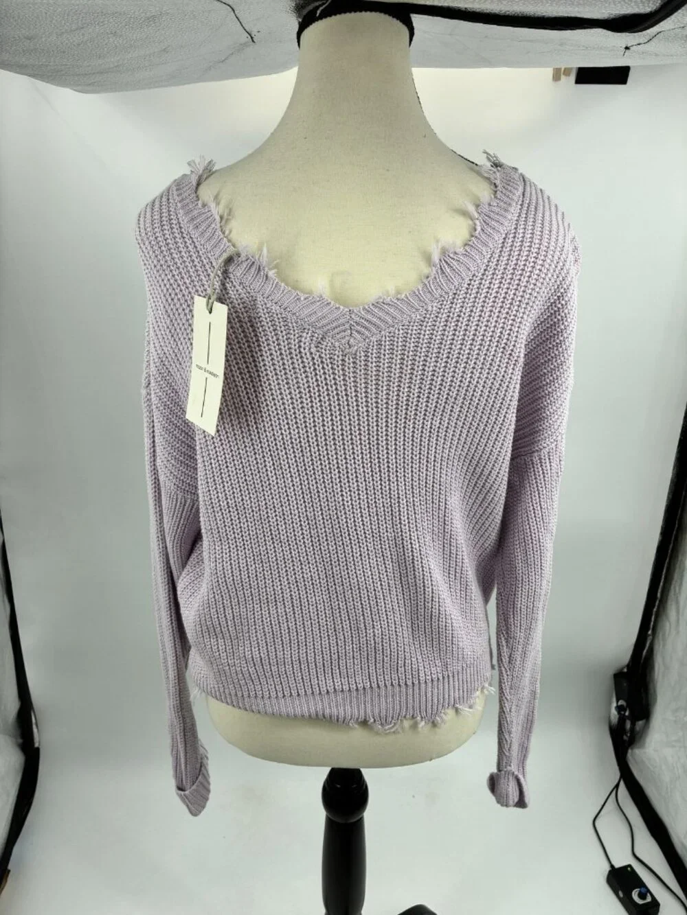 Moon & Madison Womens Lavender Distressed V-Neck Rib Knit Sweater Size L